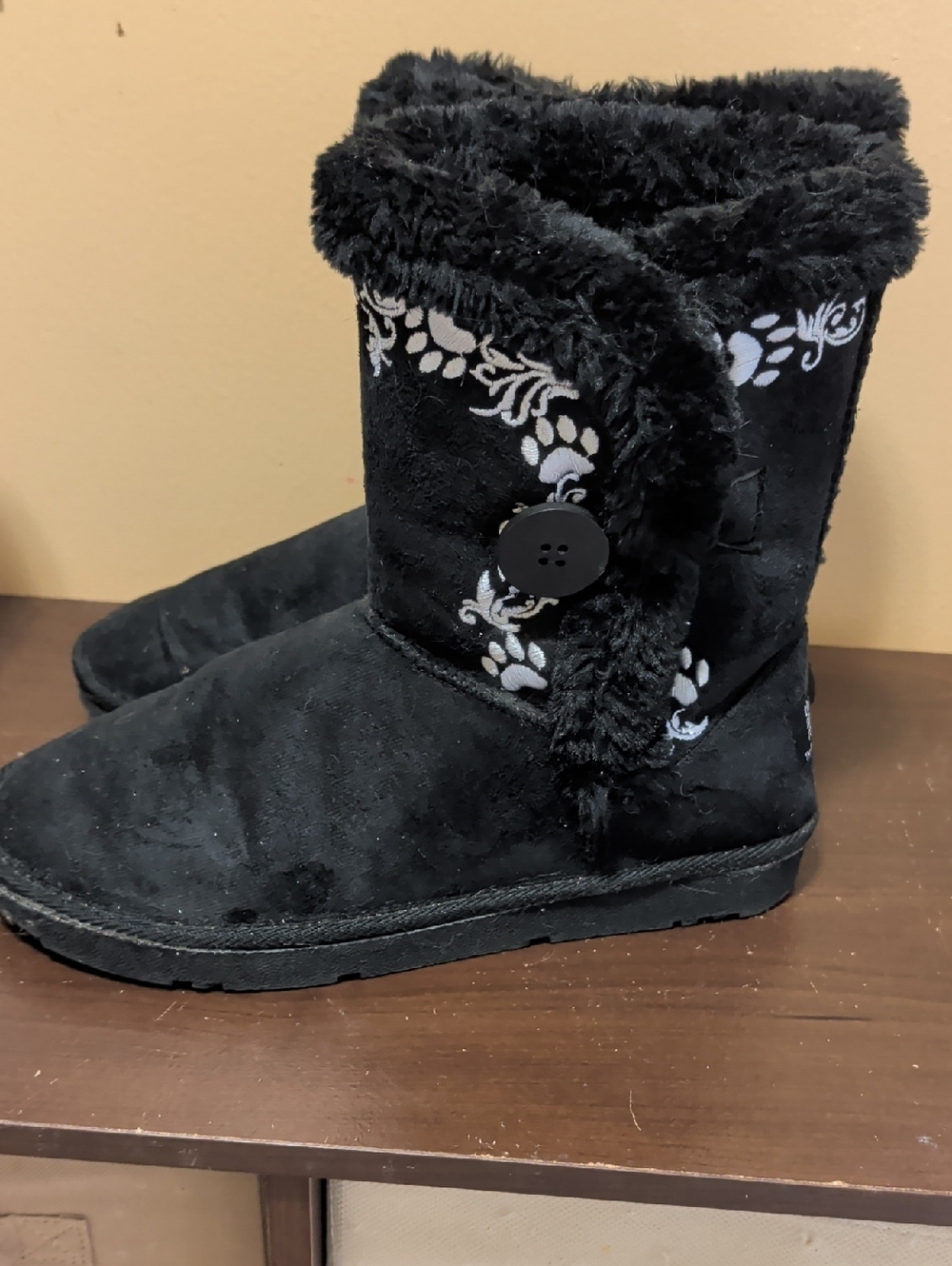 Black Faux Fur Paw Print Button-Accent Women's Winter Boot